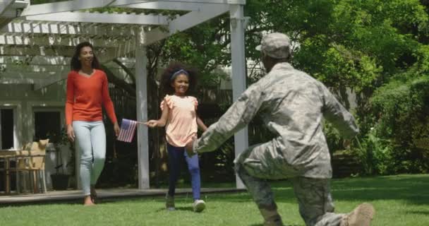 Rückansicht Eines Jungen Erwachsenen Afrikanisch Amerikanischen Soldaten Der Garten Kniet — Stockvideo