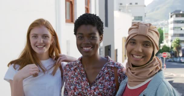 Retrato Close Uma Jovem Mulher Caucasiana Uma Jovem Afro Americana — Vídeo de Stock