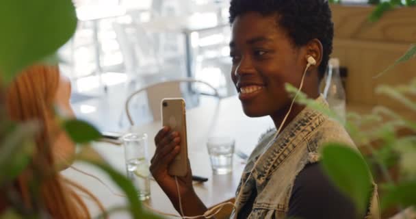 Vista Lateral Una Joven Afroamericana Sentada Una Cafetería Con Una — Vídeos de Stock