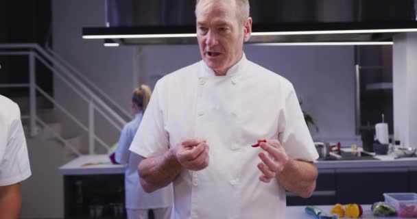 Profissional Caucasiano Chef Masculino Vestindo Chefs Brancos Uma Cozinha Restaurante — Vídeo de Stock