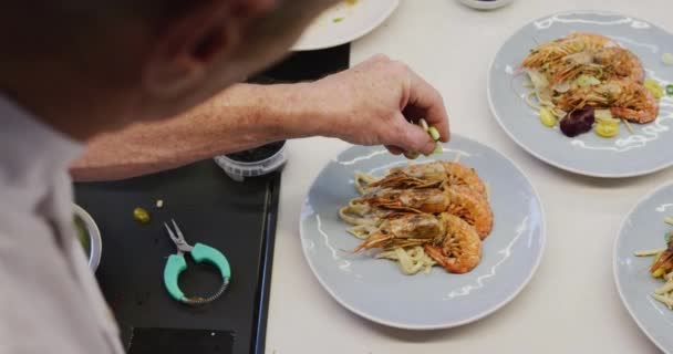 Par Dessus Épaule Chef Professionnel Caucasien Portant Des Chefs Blancs — Video