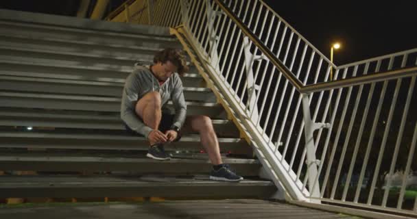 Caucasian Man Wearing Sportswear Exercising City Streets Night Sitting Stairs — Stock Video