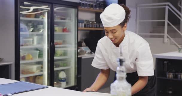 Professionell Afroamerikansk Kvinnlig Kock Bär Kockar Vita Ett Restaurangkök Mat — Stockvideo
