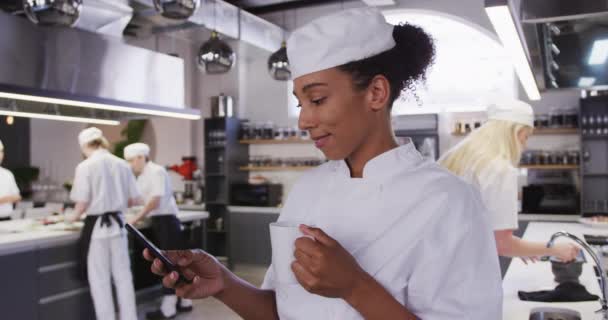 Profesionální Africký Kuchařka Nosí Kuchařky Bílé Kuchyni Restaurace Pomocí Smartphonu — Stock video