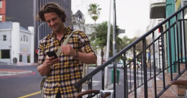 Uomo Caucasico Che Indossa Una Camicia Scacchi Giro Strade Della — Video Stock