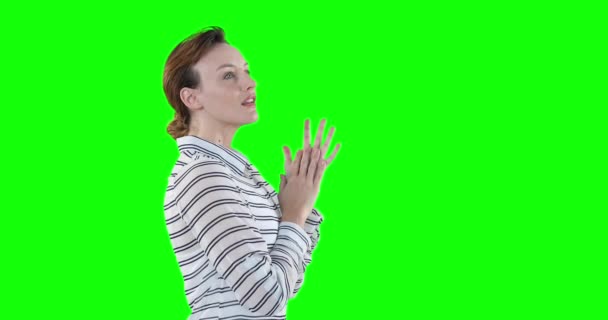 一个漂亮的白种人女人 棕色头发 穿着脱光的衬衫 双臂交叉地站在那里 面带微笑 绿色背景 — 图库视频影像