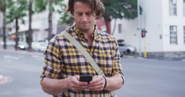 Běloch Kostkované Košili Během Dne Venku Ulicích Města Používá Smartphone — Stock video