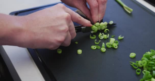 Mitten Kaukasisk Kvinnlig Kock Som Arbetar Ett Livligt Restaurangkök Skär — Stockvideo