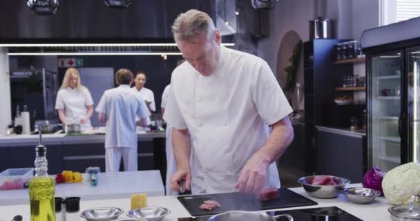 Chef Caucasien Professionnel Portant Des Chefs Blancs Dans Une Cuisine — Video