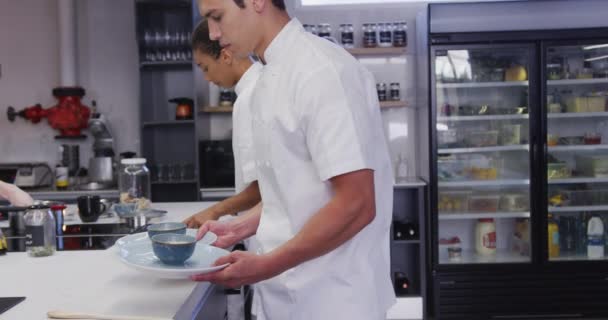 Porträt Eines Gemischten Männlichen Kochs Der Einer Belebten Restaurantküche Arbeitet — Stockvideo