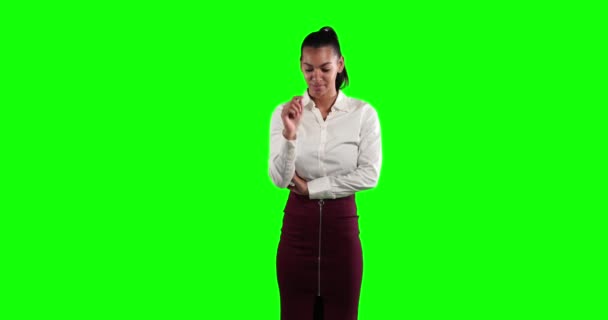 迷人的混血女商人 一头乌黑的长发 身穿白衬衫和黑色短裙 在绿色背景下触摸虚拟互动屏幕 — 图库视频影像