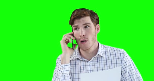 茶色の髪で自信を持って白人男性 チェックシャツを着て 緑の画面上の書類事務を議論彼のスマートフォンで話して — ストック動画