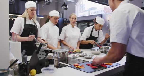레스토랑 부엌에서 요리사를 카운터 동작으로 음식을 준비하는 요리사들의 — 비디오