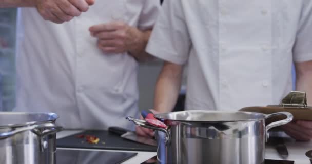 Chef Masculin Caucasien Professionnel Portant Des Chefs Blancs Dans Une — Video