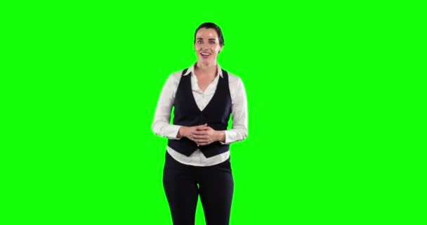 迷人的白种人女商人 黑发短发 身穿白衬衫和深色背心 说话和做手势 看着相机 在绿色背景下微笑 — 图库视频影像
