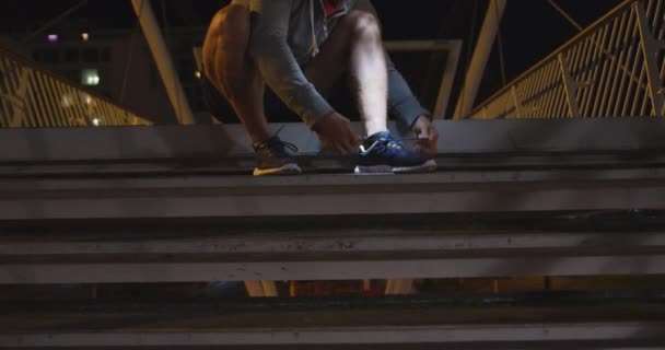 Fehér Férfi Sportruházatban Fényszóróban Város Utcáin Edz Egy Éjszaka Alatt — Stock videók