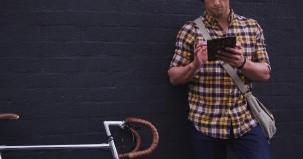 Blanke Man Met Een Geruit Shirt Overdag Straten Van Stad — Stockvideo
