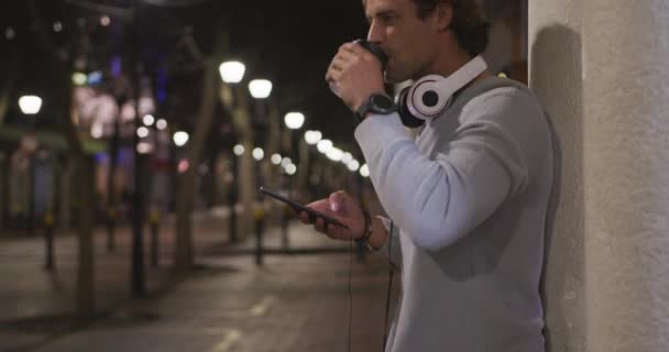 Hombre Caucásico Usando Jersey Gris Auriculares Fuera Alrededor Las Calles — Vídeo de stock