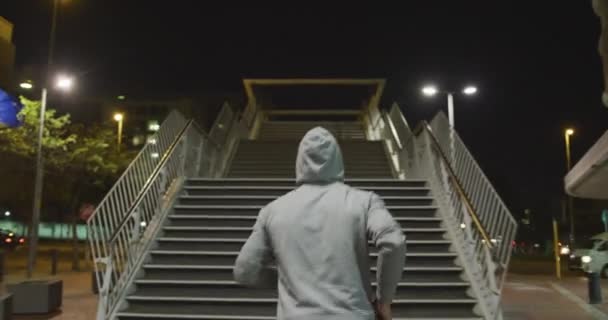 Achteraanzicht Van Een Blanke Man Die Sportkleding Draagt Nachts Straten — Stockvideo