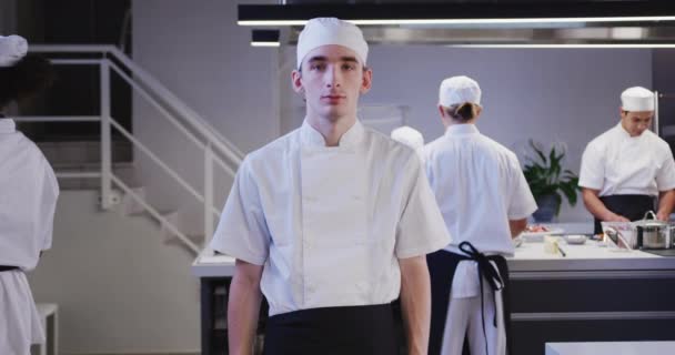 Portrait Cuisinier Caucasien Travaillant Dans Une Cuisine Restaurant Occupée Regardant — Video