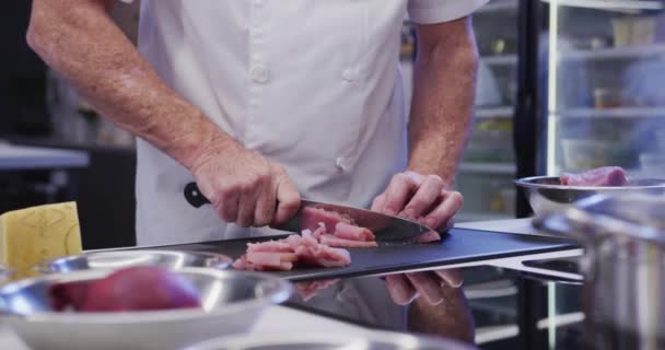 Cuoco Maschio Caucasico Professionista Che Indossa Chef Bianchi Una Cucina — Video Stock