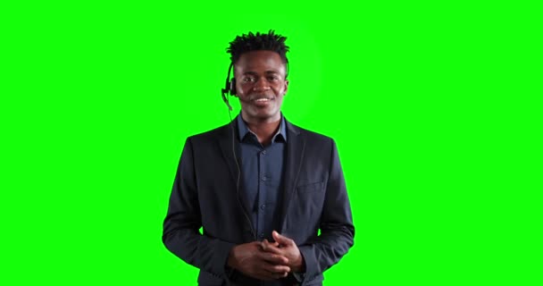 ダークシャツとダークジャケットを着て 緑の画面の背景に電話ヘッドセットを話して使用して 短い暗い髪を持つ魅力的なアフリカ系アメリカ人ビジネスマン — ストック動画