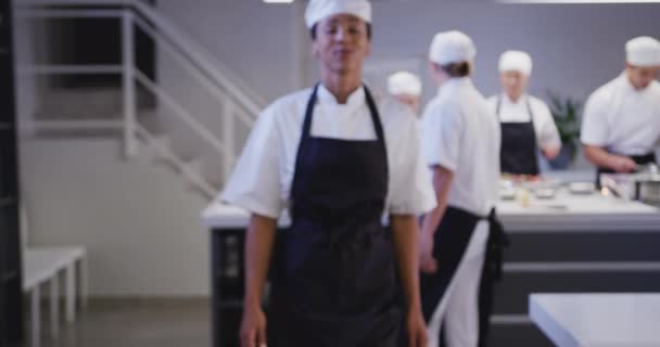 식당에서 일하는 아프리카 미국인 요리사의 카메라를 동료들 동작으로 작업하는 — 비디오