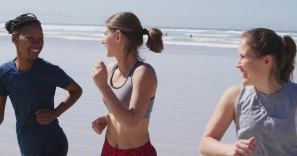 Πολυεθνική Ομάδα Γυναικών Φίλων Που Απολαμβάνουν Την Άσκηση Μια Παραλία — Αρχείο Βίντεο