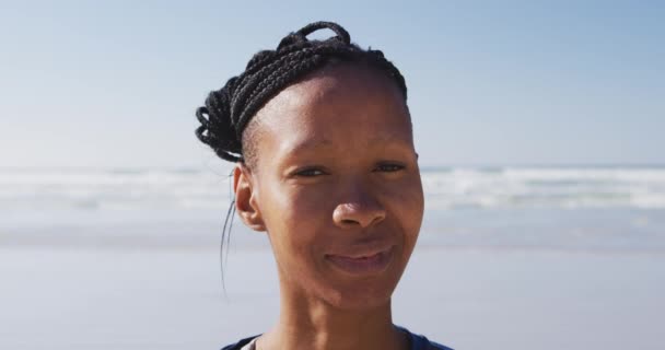 Retrato Una Mujer Atractiva Afroamericana Disfrutando Haciendo Ejercicio Una Playa — Vídeo de stock