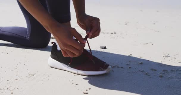 아프리카 미국인 스포츠 의류를 요가를 연습하고 양지바른 해변에서 신발을 — 비디오