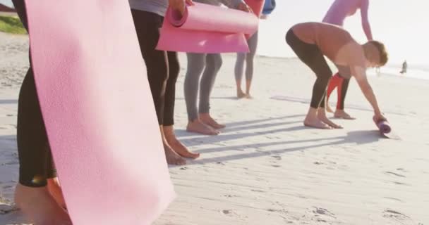 Grupo Multiétnico Amigas Disfrutando Haciendo Ejercicio Una Playa Día Soleado — Vídeo de stock