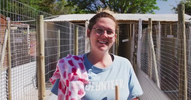 Hayvan Barınağında Gözlük Mavi Üniforma Takan Gülümseyen Yavaş Çekimde Kameraya — Stok video