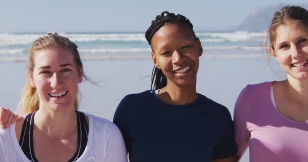 Wieloetniczna Grupa Przyjaciółek Ciesząca Się Ćwiczeniami Plaży Słoneczny Dzień Patrząc — Wideo stockowe