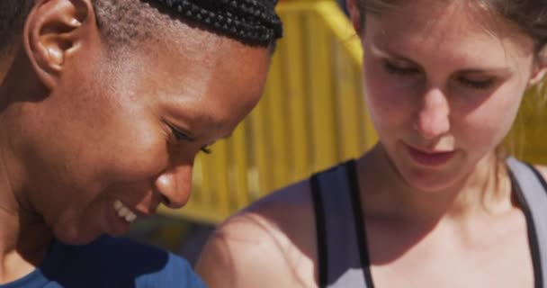 Beyaz Kadın Güneşli Plajda Birlikte Vakit Geçiriyor Spor Giysiler Giyiyor — Stok video