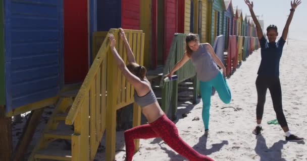 Grupo Multiétnico Amigas Disfrutando Hacer Ejercicio Una Playa Día Soleado — Vídeos de Stock