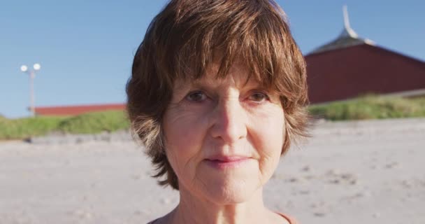Portret Starszej Białej Atrakcyjnej Kobiety Korzystającej Ćwiczeń Plaży Słoneczny Dzień — Wideo stockowe