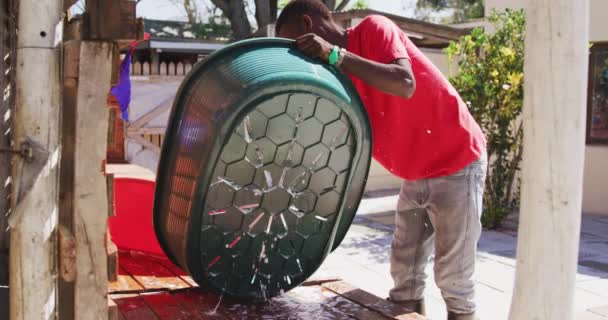 Voluntario Masculino Afroamericano Con Camiseta Roja Refugio Animales Lavando Baño — Vídeo de stock