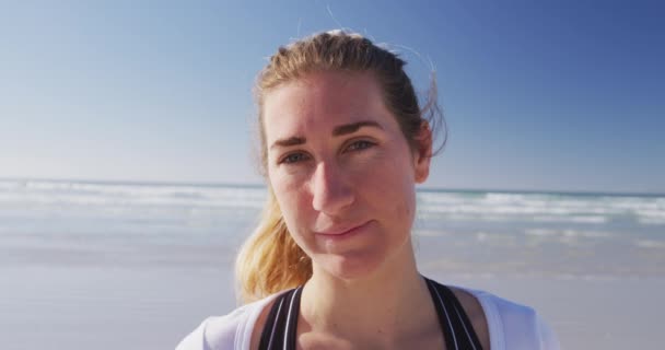 Portrait Caucasian Attractive Woman Enjoying Exercising Beach Sunny Day Practicing — Stock Video