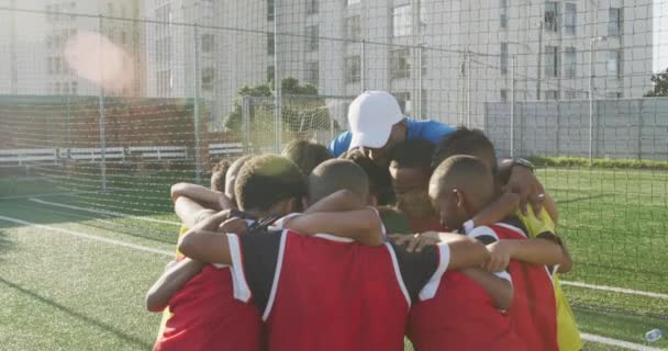 Πολυεθνική Ομάδα Αγοριών Ποδοσφαιριστών Στέκεται Ένα Πλήθος Ένα Γήπεδο Στον — Αρχείο Βίντεο