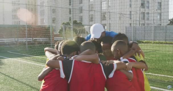 Multi Etnische Groep Van Jongens Voetballers Staan Een Bundel Een — Stockvideo