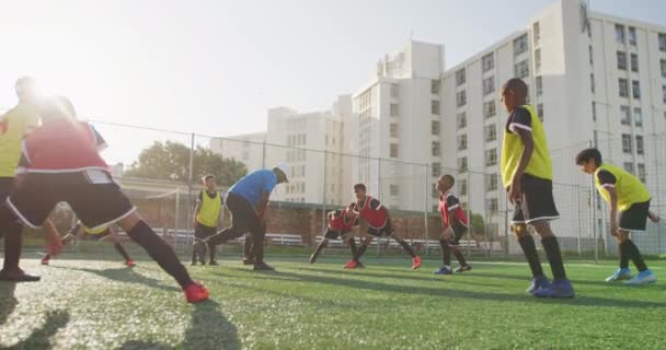 Treinador Futebol Masculino Raça Mista Instruindo Grupo Multi Étnico Meninos — Vídeo de Stock