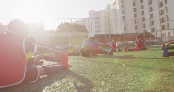 Entrenador Fútbol Masculino Raza Mixta Pie Instruyendo Grupo Multiétnico Jugadores — Vídeo de stock