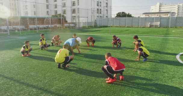 Entrenador Fútbol Masculino Raza Mixta Pie Instruyendo Grupo Multiétnico Jugadores — Vídeo de stock