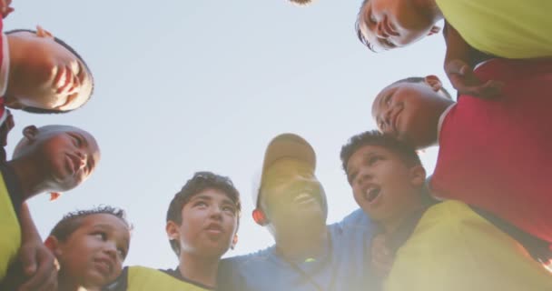 Χαμηλή Γωνία Κοντά Από Μια Πολυεθνική Ομάδα Ποδοσφαιριστών Αγόρι Στέκεται — Αρχείο Βίντεο