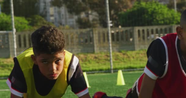 Multiethnische Gruppe Von Jungen Fußballern Die Während Eines Fußballtrainings Auf — Stockvideo