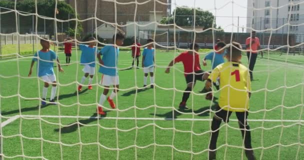 Multietnická Skupina Dvou Dětských Týmů Hrajících Fotbal Hřišti Zeleného Fotbalu — Stock video