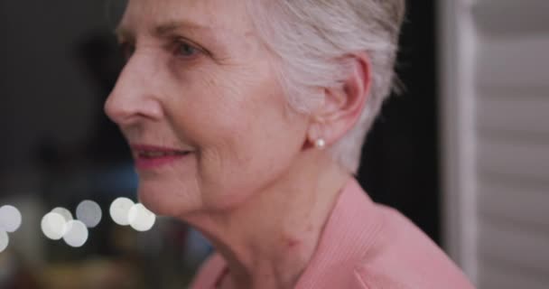 Retrato Uma Mulher Caucasiana Sênior Passando Tempo Casa Auto Isolamento — Vídeo de Stock