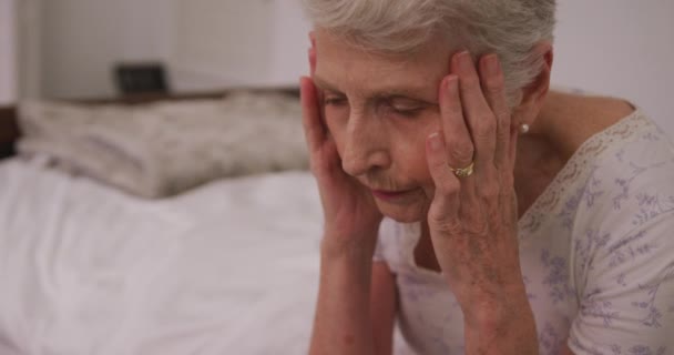 上了年纪的高加索女人呆在家里 在禽流感流行期间自我隔离 坐在床上 脸色苍白 动作缓慢 — 图库视频影像