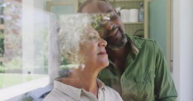 Kıdemli Afrikalı erkek ve melez ırk kadını evde vakit geçiriyorlar. Coronavirus covid 19 salgını sırasında karantinada kendilerini izole ediyorlar.