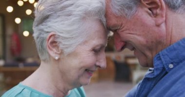 Kafkasyalı yaşlı bir çiftin bahçelerinde birlikte vakit geçirmesini, Coronavirus covid 19 salgını sırasında karantinada kendilerini izole etmelerini, kucaklamalarını, yavaş hareket etmelerini.